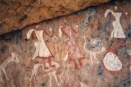 Peinture superbe roche dans le Jebel Acacus en le Sahara libyen représentant des femmes, des autruches, des bovins et des fleurs. Photographie de stock - Rights-Managed, Code: 862-03367144