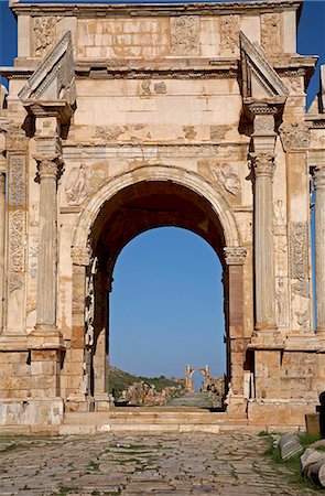 The Arch of Septimus Severus looking towards the Arch of Trajan,at Leptis Magna,Libya. Fotografie stock - Rights-Managed, Codice: 862-03367161