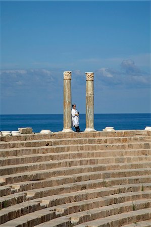 simsearch:862-03712745,k - Bewundern die Aussicht vom oberen Rand der Cavea im Theater am Leptis Magna, Libyen. Zwei Cipolin Spalten bleiben der Kolonnade umgeben den gesamten Raum, mit Blick auf das Mittelmeer haben würde. Stockbilder - Lizenzpflichtiges, Bildnummer: 862-03367173