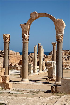 simsearch:862-03712745,k - Ein restaurierten Torbogen markiert den Eingang zum Curia oder Senate House am Sabratha, Libyen. Stockbilder - Lizenzpflichtiges, Bildnummer: 862-03367180