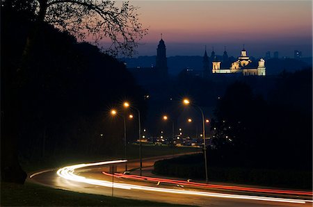 Lituanie, Vilnius. Une vue de l'église orthodoxe de Parasceve avec sentiers lumière de voiture pendant la nuit - partie du patrimoine mondial de l'Unesco à Vilnius. Photographie de stock - Rights-Managed, Code: 862-03367194