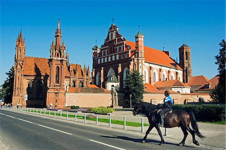 Lituanie, Vilnius. Un cheval devant l'église de Sainte-Anne et église de St Francis et Bernardino, édifices gothiques, construits au XVe siècle à partir de brique d'argile - partie du patrimoine mondial de l'Unesco à Vilnius. Photographie de stock - Rights-Managed, Code: 862-03367198