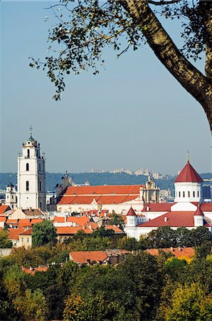 st john's church - Lithuania,Vilnius. A view of St John's Church and a 16th Century bell tower - part of Vilnius Unesco World Heritage Site. Foto de stock - Direito Controlado, Número: 862-03367193