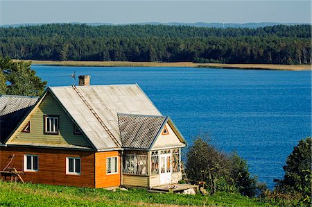 Lituanie, Parc National d'Aukstaitija, terre de lacs et de collines. Une ferme au bord du lac dans le premier parc de National de Lituanie. Photographie de stock - Rights-Managed, Code: 862-03367226