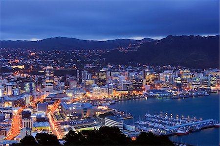 Nouvelle-Zélande, North Island, Wellington. Vue de nuit panoramique centre donnant sur la baie orientale et le port de Wellington. Photographie de stock - Rights-Managed, Code: 862-03360076