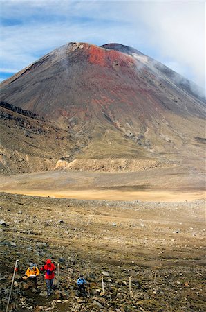 simsearch:879-09189961,k - Nouvelle-Zélande, North Island, Parc National de Tongariro. Mt Ngauruhoe (2287m) et les randonneurs sur le Tongariro Crossing, un de la Great Walks of New Zealand. Fondée en 1887, une zone de patrimoine mondial et le plus ancien parc National en Nouvelle-Zélande, quatrième plus ancien dans le monde. Le parc était doué pour le gouvernement de Te Heuheu Tunkin IV, chef d'état-major de la Ngati Tuwharetoa. Photographie de stock - Rights-Managed, Code: 862-03360088