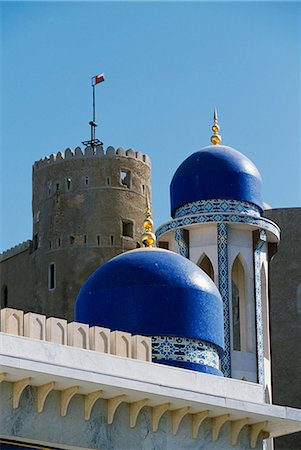 simsearch:862-03360177,k - The ornate domes and minaret of the Khor Mosque contrast with the old walls of Fort Mirani Foto de stock - Con derechos protegidos, Código: 862-03360129