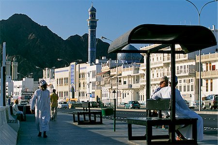 Omanis walk and sit alongside Muttrah's busy Corniche Fotografie stock - Rights-Managed, Codice: 862-03360121