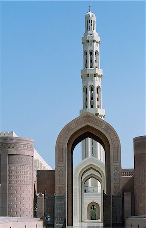simsearch:862-03360177,k - The entrance to The Grand Mosque. Built as a gift to the people by Sultan Qaboos it was completed in 2001AD and can accommodate 15,000 worshippers. Foto de stock - Con derechos protegidos, Código: 862-03360134