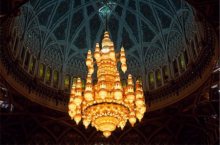 simsearch:862-03437293,k - The chandelier in the dome of the Main Hall of The Grand Mosque is 8m wide,15m high and contains over 2000 lights. Built as a gift to the people by Sultan Qaboos The Grand Mosque was completed in 2001AD and can accommodate 15,000 worshippers. Foto de stock - Con derechos protegidos, Código: 862-03360136