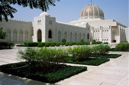 simsearch:862-03360281,k - Formal gardens provide a perfect foil for the elegant architecture of The Grand Mosque. Built as a gift to the people by Sultan Qaboos it completed in 2001AD and can accommodate 15,000 worshippers. Foto de stock - Con derechos protegidos, Código: 862-03360137