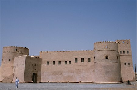 simsearch:862-03437387,k - Barka Fort is a major landmark on the Batinah coast. Dating from the early Ya'ruba Period,it has an unusual octagonal tower and two restored watchtowers. Fotografie stock - Rights-Managed, Codice: 862-03360168