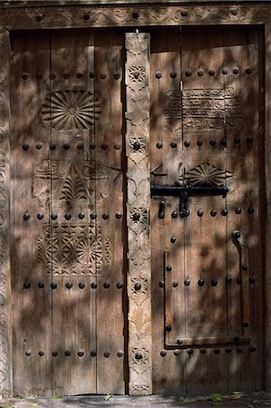 An inscription on the wooden door of the souq at Nizwa Foto de stock - Direito Controlado, Número: 862-03360191