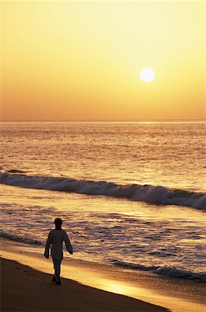 simsearch:862-03437387,k - A warden walks along the beach at Ras al Jinz at sunrise looking for green turtles which use the beach as a regular nesting site Fotografie stock - Rights-Managed, Codice: 862-03360208