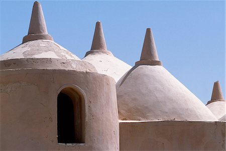 simsearch:862-03360177,k - The unusual Jamee al Hamoda mosque has 52 domes,which have hidden ventilation ducts. Constructed in the 11th Century AD it was restored in 1990AD Foto de stock - Con derechos protegidos, Código: 862-03360211