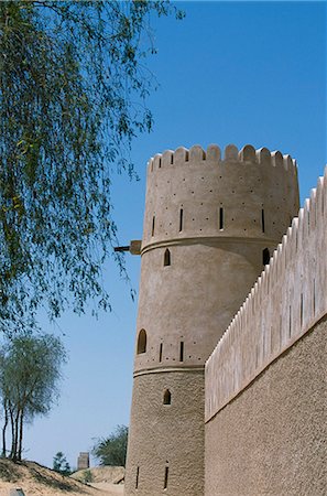 simsearch:862-03437387,k - The outer wall and a turret of the castle at Jaalan Bani bu Hasan Fotografie stock - Rights-Managed, Codice: 862-03360212