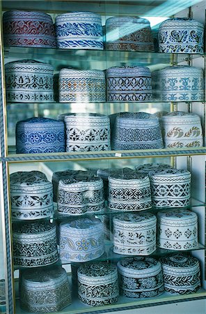 Traditional Omani hats known as komah which are worn informally in place of a turban by Omani men,at a shop in the souk in Salalah. Foto de stock - Direito Controlado, Número: 862-03360229