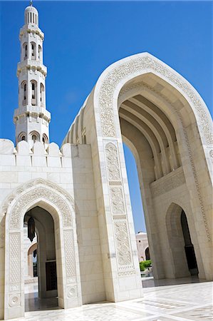 Oman, Muscat, Ghala, mosquée (mosquée) Al Ghubrah. La mosquée, un magnifique exemple d'architecture islamique moderne, la nation a été construite par Sultan Qaboos pour marquer le 30e anniversaire de son règne et est ouverte, à certains moments, pour les non-musulmans. Photographie de stock - Rights-Managed, Code: 862-03360305