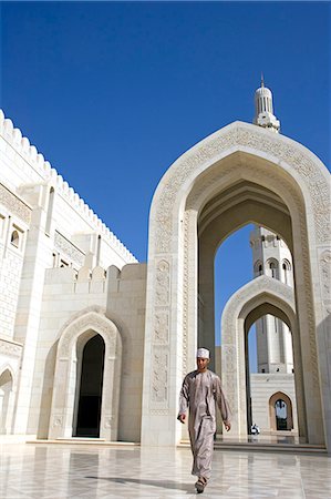 simsearch:700-07784141,k - Oman, Muscat, Ghala, mosquée (mosquée) Al Ghubrah. La mosquée, un magnifique exemple d'architecture islamique moderne, la nation a été construite par Sultan Qaboos pour marquer le 30e anniversaire de son règne et est ouverte, à certains moments, pour les non-musulmans. Photographie de stock - Rights-Managed, Code: 862-03360300