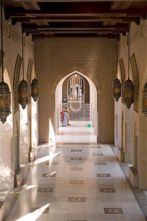 Oman, Muscat, Ghala, mosquée (mosquée) Al Ghubrah. La mosquée, un magnifique exemple d'architecture islamique moderne, la nation a été construite par Sultan Qaboos pour marquer le 30e anniversaire de son règne et est ouverte, à certains moments, pour les non-musulmans. Photographie de stock - Rights-Managed, Code: 862-03360301