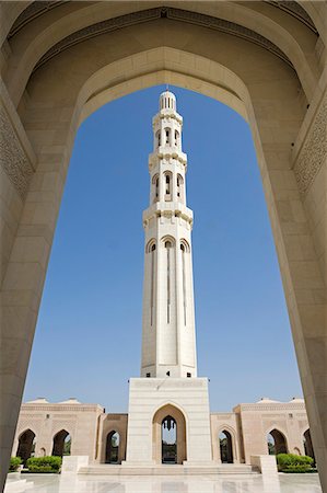 Oman, Muscat, Ghala, mosquée (mosquée) Al Ghubrah. La mosquée, un magnifique exemple d'architecture islamique moderne, la nation a été construite par Sultan Qaboos pour marquer le 30e anniversaire de son règne et est ouverte, à certains moments, pour les non-musulmans. Photographie de stock - Rights-Managed, Code: 862-03360303
