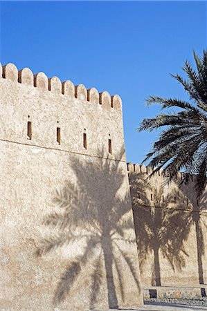 Oman, péninsule de Musandam, Khasab. Un fort de boue traditionnelle construite au-dessus de la baie à l'avant de la petite ville de Khasab célèbre pour la pêche et de la contrebande dans petits bateaux rapides, vers et depuis l'Iran. Photographie de stock - Rights-Managed, Code: 862-03360320