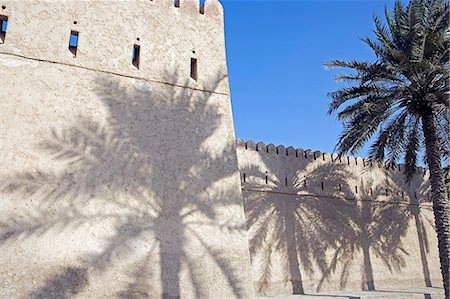 Oman,Musandam Peninsula,Khasab. A traditional mud built fort overlooking the bay to the front of the small town of Khasab famous for fishing and smuggling in small,fast boats,to and from Iran. Foto de stock - Direito Controlado, Número: 862-03360321