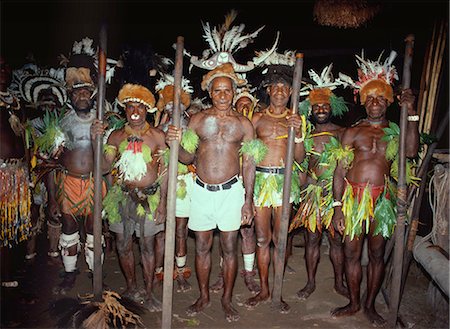 papua new guinea traditional dress male - Un groupe d'hommes de l'île avec leurs flûtes de sepik, les flûtes plus longues dans le monde. Ces instruments traditionnels sont uniquement joués par des hommes et sont joués lors des cérémonies d'initiation Photographie de stock - Rights-Managed, Code: 862-03360350