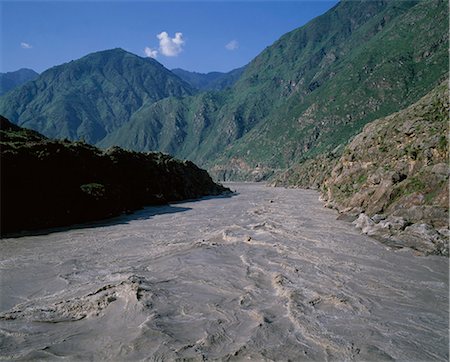 Northern Pakistan. Fa Xian's crossing,on the Indus,near Besham. The Karakorum Highway is visible above the far bank of the river. Foto de stock - Con derechos protegidos, Código: 862-03360382