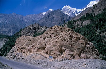 pakistan - The Sacred Rock of Hunza,beside the Karakorum Highway near Karimibad,Northern Pakistan. Altit Fort just visible on the cliff in the distance. Foto de stock - Con derechos protegidos, Código: 862-03360390