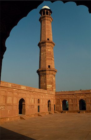 pakistan - Achevé en 1676 après JC par l'empereur moghol Aurangzeb, la mosquée Badshahi peut accueillir 60 000 fidèles dans sa Cour. Quatre minarets aigres au-dessus des coins de la mosquée. Photographie de stock - Rights-Managed, Code: 862-03360406