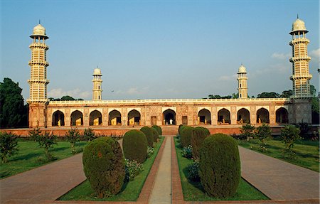 pakistan - Mausolée de Jehangir. Construit en 1637 AD par son fils, Shah Jahan, le tombeau de marbre et de grès de l'empereur moghol est décoré de pietra dura. Photographie de stock - Rights-Managed, Code: 862-03360412
