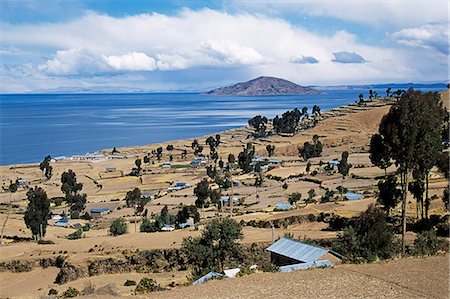 simsearch:862-03360456,k - Terrasses bien entretenus de l'île d'Amantani avec l'île Taquile en arrière-plan. Photographie de stock - Rights-Managed, Code: 862-03360451