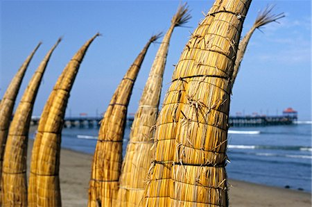 simsearch:862-03732137,k - Caballitos de totora (reed boats) are stacked along the beach to dry at Huanchaco in northern Peru. The boats have been used by fishermen on Peru's northern coast for over two thousand years. Foto de stock - Con derechos protegidos, Código: 862-03360482