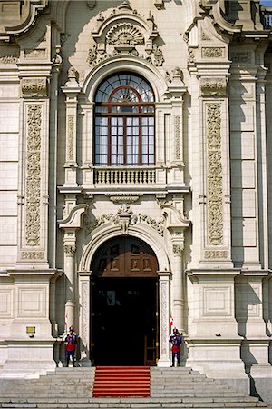simsearch:862-03351998,k - Gardes en uniforme sont montre au Palais du gouvernement, président du Pérou, sur la Plaza de Armas, à central Lima abrite Photographie de stock - Rights-Managed, Code: 862-03360500