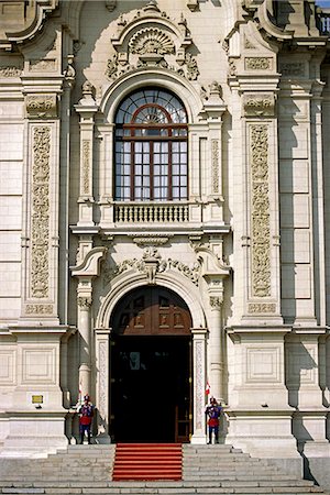 simsearch:862-03732136,k - Uniformed guards stand watch at the Governement Palace,home to Peru's president,on the Plaza de Armas,in central Lima Foto de stock - Con derechos protegidos, Código: 862-03360500