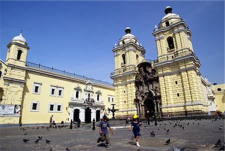 simsearch:862-03352145,k - Le monastère et l'église de San Francisco est célèbre pour ses catacombes et bibliothèque de textes anciens, Lima, Pérou. Construit au XVIIe siècle le monastère est l'un des mieux préservés bâtiments coloniaux de Lima. Photographie de stock - Rights-Managed, Code: 862-03360502