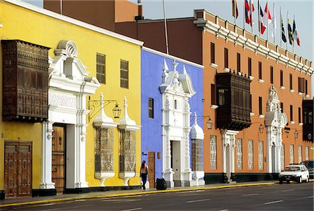 simsearch:862-06677320,k - Elegant facades,wooden balconies and pastel shades typify the colonial mansions on the Plaza de Armas in Trujillo,Peru Foto de stock - Con derechos protegidos, Código: 862-03360512
