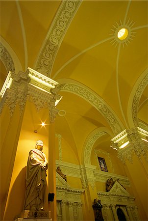 simsearch:862-03360617,k - The high,vaulted ceiling of the Cathedral in Arequipa,which stretches the length of the Plaza de Armas. Foto de stock - Direito Controlado, Número: 862-03360533