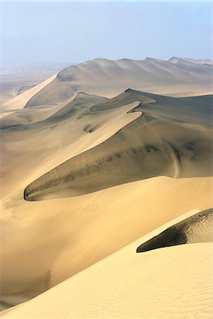 simsearch:862-03360547,k - Sand dunes stretch into the distance,in the coastal desert bordering Ica,in southern Peru Fotografie stock - Rights-Managed, Codice: 862-03360545