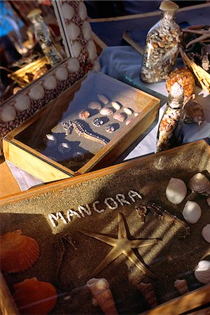simsearch:862-03360598,k - Souvenirs de coquillage pour les touristes qui visitent le village près de la plage péruvienne de Mancora, sur la côte nord du Pérou. Photographie de stock - Rights-Managed, Code: 862-03360540
