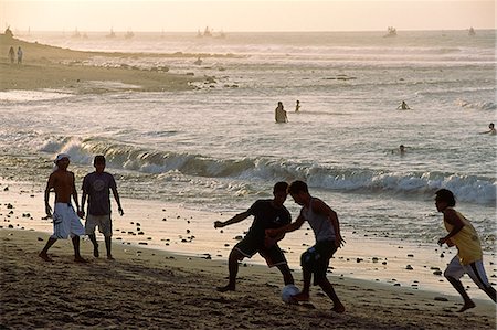 south america coast - Beach football at Mancora in northern Peru. Mancora,close to the Ecuadorian border,is a popular holiday spot for Peruvian beachgoers. Foto de stock - Con derechos protegidos, Código: 862-03360543