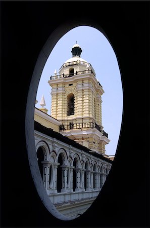 Le colonial monastère et église de San Francisco dans central Lima encadrée par une fenêtre du cloître. Le monastère est célèbre pour ses catacombes et textes antiques. Photographie de stock - Rights-Managed, Code: 862-03360558