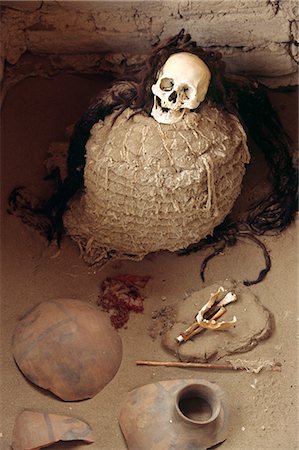 Der Schädel von einer Mumie Nazca umgeben von Keramik, Knochen und Tuch Fragmente in der Friedhof von Chauchilla in Peru. Stockbilder - Lizenzpflichtiges, Bildnummer: 862-03360553