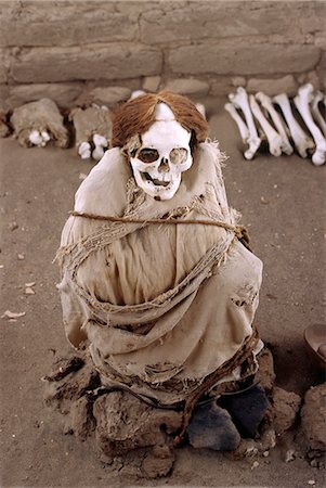 sepultura - Une momie de Nazca, entourée par des fragments de poterie, des os et des tissus dans le cimetière de Chauchilla au Pérou. Photographie de stock - Rights-Managed, Code: 862-03360569