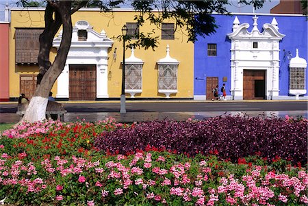 platebandes de fleur - Les tons pastel et des grilles en fer forgé dominent l'architecture coloniale dans le centre de Trujillo, Pérou Photographie de stock - Rights-Managed, Code: 862-03360577