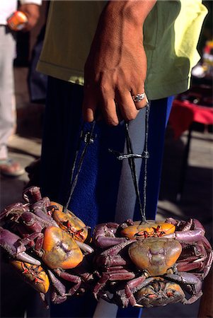 Live crabs are sold by the bunch at the beach village of Màncora,in northern Peru Fotografie stock - Rights-Managed, Codice: 862-03360585