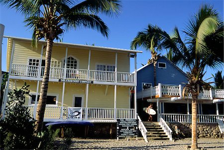 The Birdhouse,a beachouse and caf_ spot on the beach at Màncora,in northen Peru. Mancora,close to the Ecuadorian border,is a popular holiday destination for surfers and Peruvian holidaymakers. Fotografie stock - Rights-Managed, Codice: 862-03360586