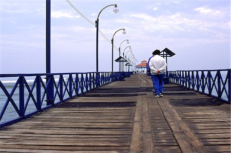 The renovated wooden pier at the fishing village of Huanchaco,in northern Peru Fotografie stock - Rights-Managed, Codice: 862-03360597