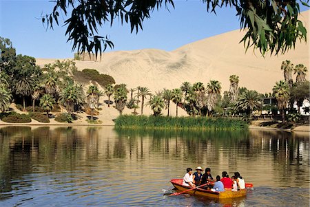 simsearch:862-03360617,k - A family rows out onto the oasis lagoon of Huacachina. The waters of the desert oasis,near Ica in southern Peru,are heralded as having curative effects. Foto de stock - Direito Controlado, Número: 862-03360614